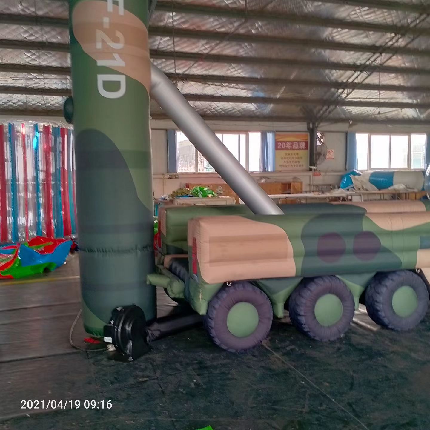 鲤城军事演习中的充气目标车辆：模拟发射车雷达车坦克飞机